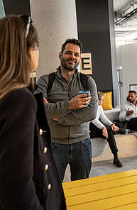 Teilnehmende im Gespraech mit Kaffeebecher in der Networking-Pause beim Start:EUp