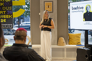 Helena Will stellt beim Start:EUp den Kooperationspartner Beehive Coworking vor