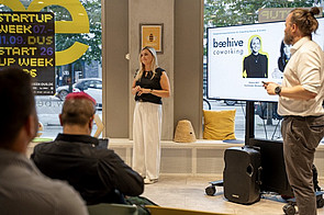 Janosch Bösche stellt Kooperationspartnerin Helena Will vom Beehive Coworking vor
