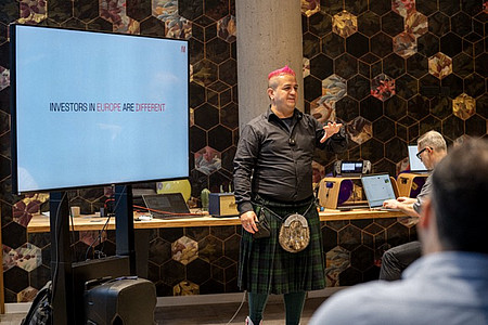 Siavash Ghassemi vor der Folie Investors in Europe are different beim Start:EUp