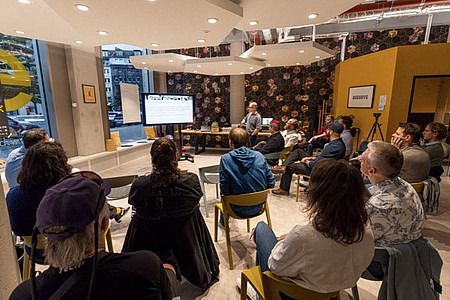 Publikum und Speaker im Veranstaltungsraum des Beehive Duesseldorf City beim Start:EUp