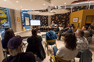 Publikum und Speaker im Veranstaltungsraum des Beehive Duesseldorf City beim Start:EUp