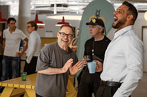 Zwei Teilnehmende lachen waehrend der Networking-Pause beim Start:EUp im Beehive Duesseldorf City