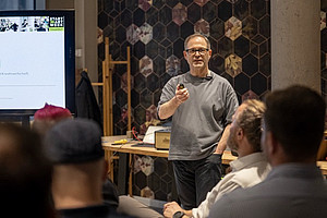 Nick Esser erlaeutert beim Start:EUp EU-Foerdermittel fuer die Kreativwirtschaft